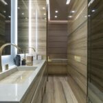 Een badkamer unit laat zien dat praktisch en stijlvol perfect samengaan